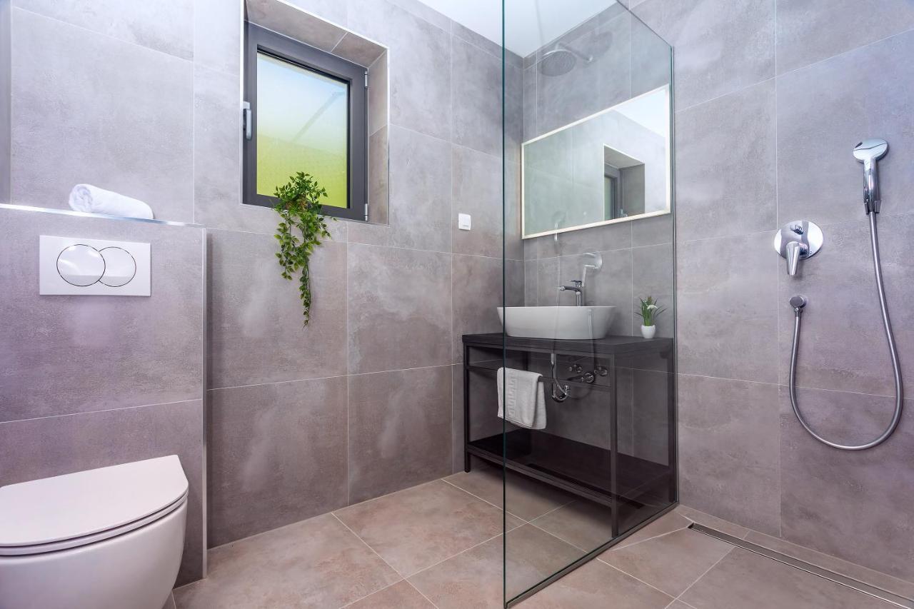 Villa Belvedere With Heated Pool, Billiards, Media Room, Sea Views,10 Pax Omis Bagian luar foto