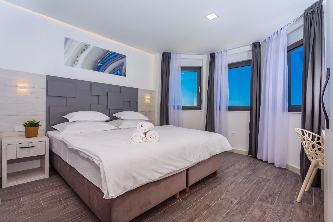 Villa Belvedere With Heated Pool, Billiards, Media Room, Sea Views,10 Pax Omis Bagian luar foto