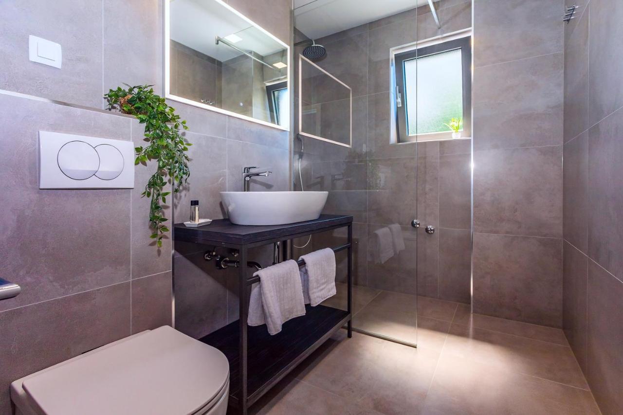 Villa Belvedere With Heated Pool, Billiards, Media Room, Sea Views,10 Pax Omis Bagian luar foto
