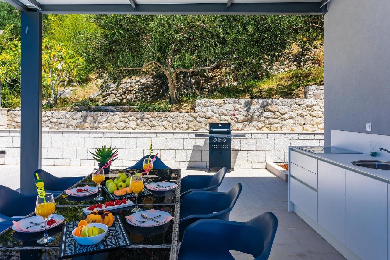 Villa Belvedere With Heated Pool, Billiards, Media Room, Sea Views,10 Pax Omis Bagian luar foto